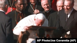 FOTO ARCHIVO. El papa a su llegada a La Habana el 21 de enero de 1998 besó una bandeja con muestras de tierra de toda la Isla.