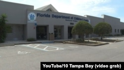 Una oficina del Departamento de Niños y Familias en el sur de la Florida, donde los migrantes de Cuba y Haití con parole humanitario podrán solicitar ayuda. (Captura de video/YouTube/10 Tampa Bay)