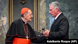 Miguel Díaz-Canel habla con el cardenal Beniamino Stella el 24 de enero de 2023, durante una ceremonia en la Universidad de La Habana para conmemorar el 25 aniversario del viaje apostólico de San Juan Pablo II a Cuba. (Adalberto Roque/AP).
