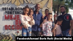 Ismael Boris Reñi junto a sus hijos y familiares de otra presa política, en la prisión del Guatao, en La Lisa. (Foto: Facebook/Ismael Boris Reñí)
