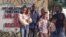 Ismael Boris Reñi junto a sus hijos y familiares de otra presa política, en la prisión del Guatao, en La Lisa. (Foto: Facebook/Ismael Boris Reñí)