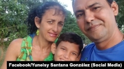 Yuneisy Santana junto a su esposo, el preso político Samuel Pupo Martínez, y el hijo de ambos. (Foto: Facebook/Yuneisy Santana González)