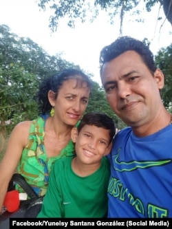 Yuneisy Santana junto a su esposo, el preso político Samuel Pupo Martínez, y el hijo de ambos. (Foto: Facebook/Yuneisy Santana González)