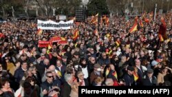 Manifestantes piden la dimisión del presidente Pedro Sánchez, en la Plaza de Cibeles, en Madrid. (Pierre-Philippe Marcou/AFP)