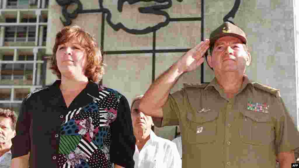 Ramón Pardo Guerra (d) con Aleida Guevara (d) en La Habana, en 1998.