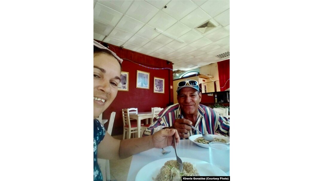 Kirenia González ( izquierda) y su padre Carlos Romel Teraz (derecha) comiendo.