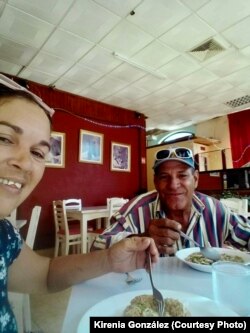 Kirenia González ( izquierda) y su padre Carlos Romel Teraz (derecha) comiendo.