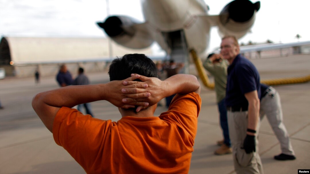 Una deportación aérea ejecutada por ICE. Foto Archivo REUTERS/Carlos Barria