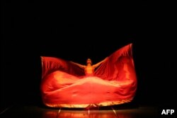 Escena de la danza Flamenco-India, del director español Carlos Saura (Foto César Manso /AFP)