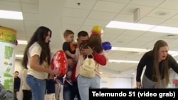 Primeros cubanos llegan a Miami bajo el nuevo programa de parole. (Captura de video/Telemundo 51)