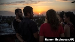 Según Marcos Marzo, la opción de emigrar a EEUU con el parole humanitario "ha llegado como una luz" a su vida. ( (AP Foto/Ramón Espinosa)