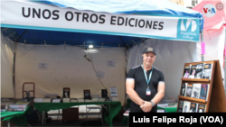 Armando Nuviola, editor y director de la editorial UnosOtrosEdiciones, frente a su stand en la Feria del Libro de Miami, EEUU. [Foto: Luis Felipe Rojas, VOA]