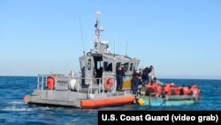 Cubanos interceptados en el mar por la Guardia Costera estadounidense. (Captura de video/USCG).