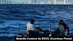 Balseros cubanos a unas 10 millas al este de Sunny Isles, Florida, el 8 de enero de 2023. Las personas fueron repatriadas a Cuba el 16 de enero de 2023. (Foto de la Guardia Costera de EEUU)