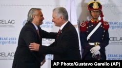 Alberto Fernández da la bienvenida a Miguel Díaz-Canel en la cumbre de Celac en Argentina.