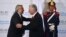 Alberto Fernández da la bienvenida a Miguel Díaz-Canel en la cumbre de Celac en Argentina.