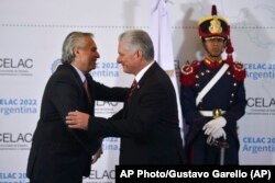 Alberto Fernández da la bienvenida a Miguel Díaz-Canel en la cumbre de Celac en Argentina, el 24 de enero de 2023.AP Photo/Gustavo Garello