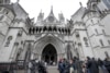 Periodistas apostados frente al Tribunal Superior de Londres. (Foto AP/Kirsty Wigglesworth, archivo)