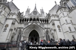 Periodistas apostados frente al Tribunal Superior de Londres. (Foto AP/Kirsty Wigglesworth, archivo)