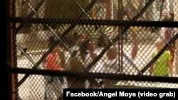Momento en que Berta soler y angel Moya son detenidos, frente a la sede de las Damas de Blanco. (Captura de video/Facebook/Angel Moya)