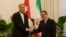 El canciller cubano Bruno Rodríguez saluda a su homólogo iraní de visita en la isla, Hossein Amir-Abdollahian. (Yander Zamora/POOL/AFP)