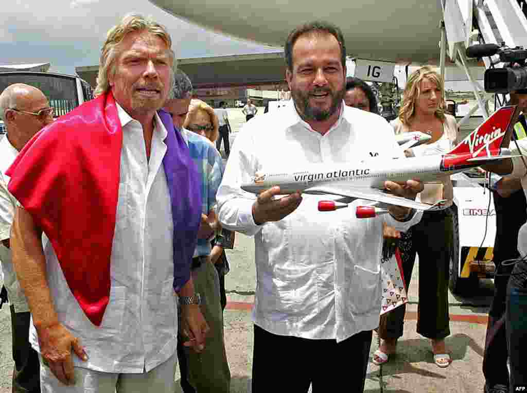 El entonces Ministro de Turismo Manuel Marrero con el magnate Richard Branson en el 2005.