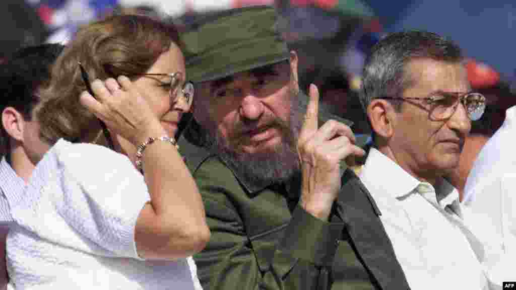 Caridad Diego (i) y Fidel Castro (c) en acto celebrado en La Habana.