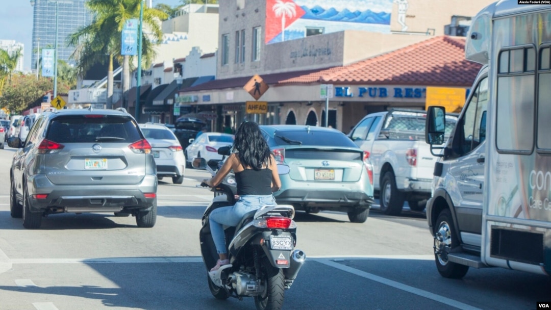 Una motorina en las calles de Miami, Florida, el 25 de enero de 2023. (Alexia Fodere/VOA).