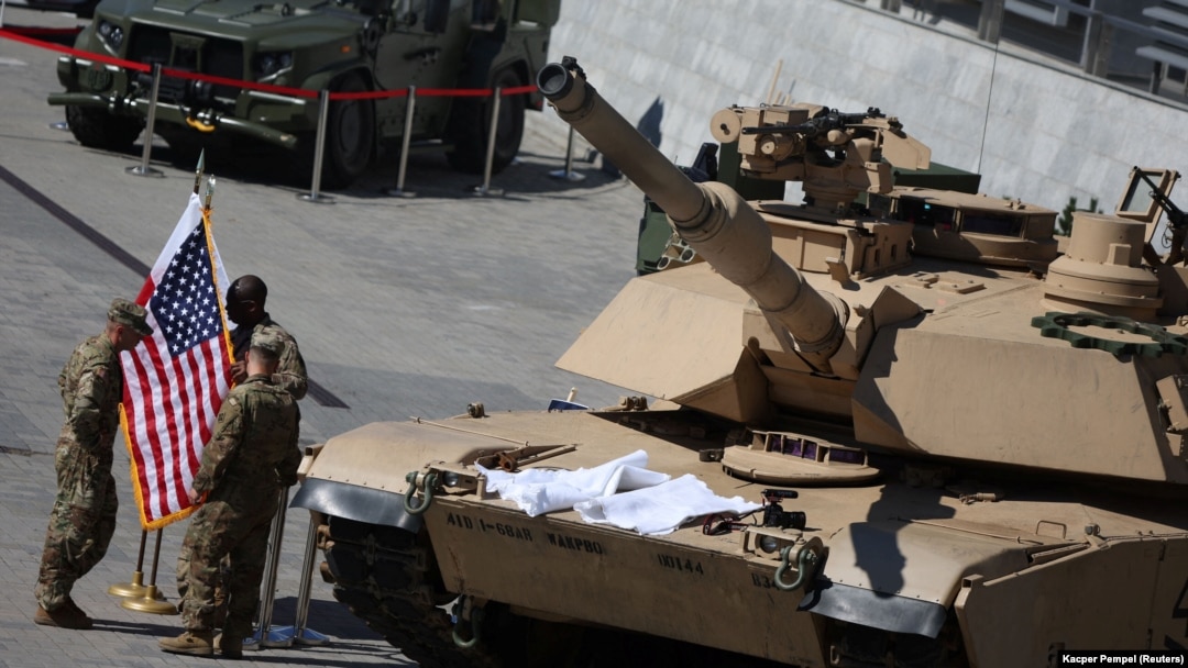 Soldados estadounidenses junto a un tanque M1/A2 Abrams, en la 30ª Exposición Internacional de la Industria de Defensa en Kielce, Polonia, el 5 de septiembre de 2022. REUTERS/Kacper Pempel/Archivo
