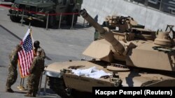 Soldados estadounidenses junto a un tanque M1/A2 Abrams, en la 30ª Exposición Internacional de la Industria de Defensa en Kielce, Polonia, el 5 de septiembre de 2022. REUTERS/Kacper Pempel/Archivo
