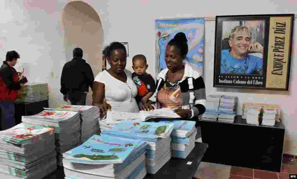 Las quejas de algunos asistentes a la Feria del Libro: No encontraban obras de populares autores cubanos como Leonardo Padura o Daniel Chavarría.