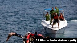 Una patrulla de Tropas Guardafronteras de Cuba, detiene a un grupo de siete balseros cubanos, el 4 de junio de 2009. Nadie fue arrestado, según la policía. (Foto AP/Javier Galeano)