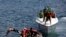 Una patrulla de Tropas Guardafronteras de Cuba, detiene a un grupo de siete balseros cubanos, el 4 de junio de 2009. Nadie fue arrestado, según la policía. (Foto AP/Javier Galeano)