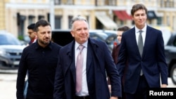 El enviado especial del presidente Donald Trump, Steve Witkoff, y su yerno, Jared Kushner, junto al mandatario ucraniano Volodymyr Zelenskyy, en Kyiv.