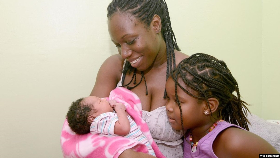 Liz Martín Torres con su bebé en brazos, acompañada por su otra hija, de cinco años. Foto: "Diario Extra".