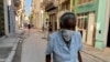 Una anciana con mascarilla protectora por el COVID-19 camina por una calle de La Habana. (ADALBERTO ROQUE / AFP)