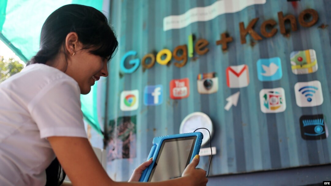  Una joven en el primer centro tecnológico de Google en Cuba, instalado en el estudio del artista plástico "Kcho".