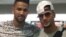 Los hermanos Yulieski (d) y Lourdes Gourriel Jr. a su llegada a Miami (Telemundo)