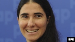 La periodista y bloguera cubana Yoani Sánchez, autora del blog "Generación Y", presenta su libro "Cuba libre" en Varsovia (Polonia)mayo de 2013.