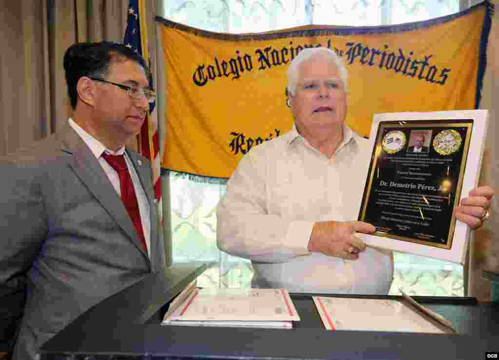 De der. a izq. Jesús Díaz Martínez y Eladio Armesto miembros del Colegio Nacional de Periodistas en el Exilio muestran el premio otorgado al Director fundador del Semanario Libre ,y Director de las Escuelas Lincoln Martí por su labor periodística durante