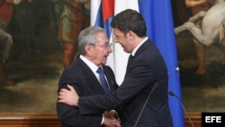 Matteo Renzi y Raúl Castro en Roma, en mayo de 2015.
