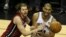 El jugador de los Spurs Tim Duncan (d) disputa una bola ante Mike Miller (i) de los Heat , durante el partido de las Finales de la NBA que se disputa en el AT&T Center de San Antonio, Texas, EE.UU.