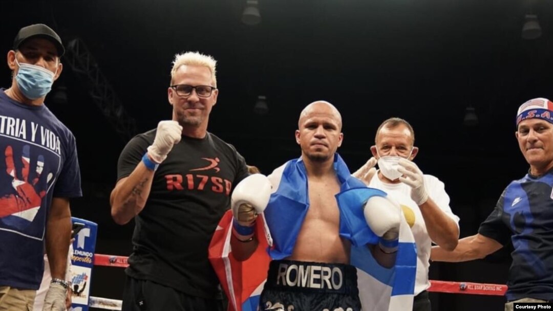 JJ Romero y su equipo de trabajo tras la victoria. Foto Jorge Romero Sr, tomada de Facebook.