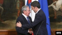 Conferencia de prensa del premier italiano Matteo Renzi y Raúl Castro.