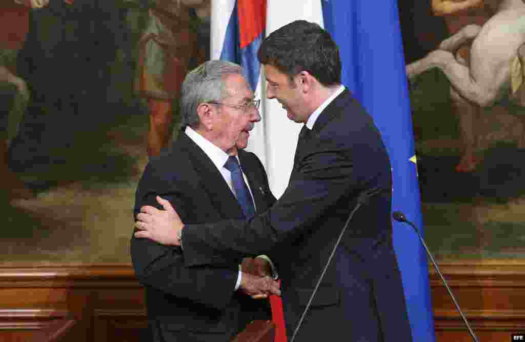 Conferencia de prensa del premier italiano Matteo Renzi y Raúl Castro.