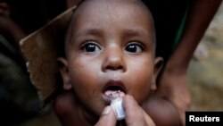 Un bebé rohingya recibe la vacuna oral contra el cólera. (REUTERS/Jorge Silva/Archivo)
