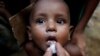 Un bebé rohingya recibe la vacuna oral contra el cólera. (REUTERS/Jorge Silva/Archivo)