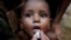 Un bebé rohingya recibe la vacuna oral contra el cólera. (REUTERS/Jorge Silva/Archivo)