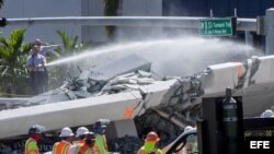 Equipo de rescate se centra en recuperar los cuerpos bajo el puente de Miami.