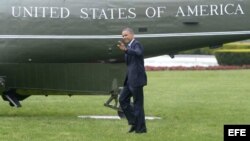 El presidente Obama saluda mientras se dirige al helicóptero presidencial Marine One, en la Casa Blanca, Washington, hoy, jueves 9 de mayo de 2013. Obama visita hoy Austin (Texas) en un viaje de carácter económico. 
